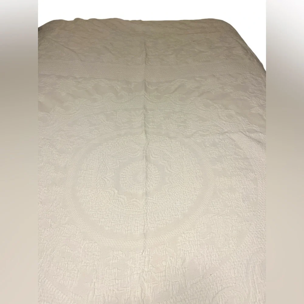 Vintage Bates Queen Elizabeth Bedspread White Cotton Matelasse Loomed Comforter